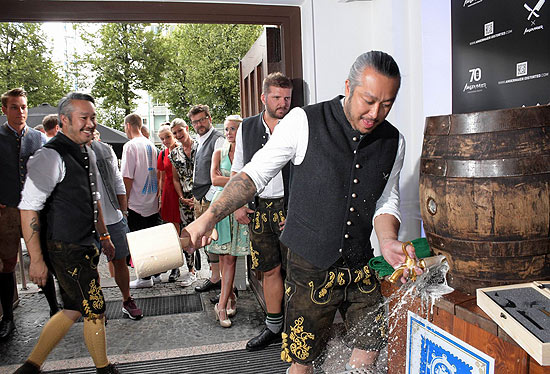  So gehört es sich: Anstich eines Fasses Augustiner durch Huy Vu (Gründer dp) vor der Präsentation der exklusiven Angermaier X distorted Trachtenkollektion in der Isarpost in München am 09.08.2018 (©Foto: Ingrid Grossmann)